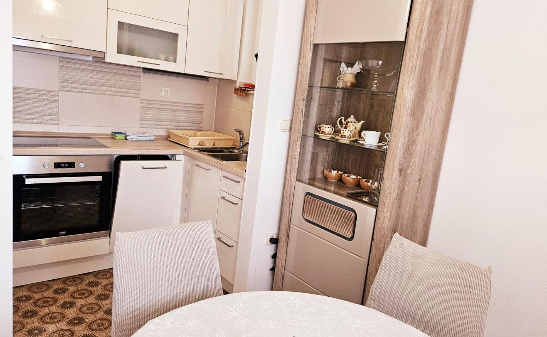 Apartment Tony Omis Bagian luar foto