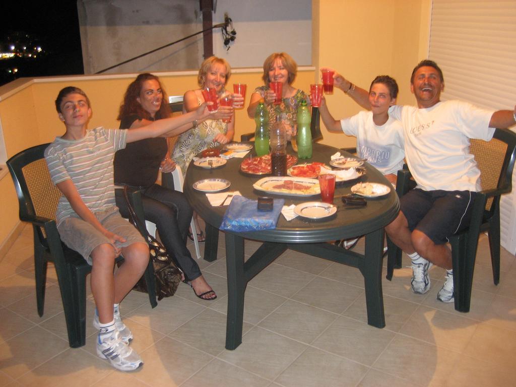 Apartment Tony Omis Bagian luar foto